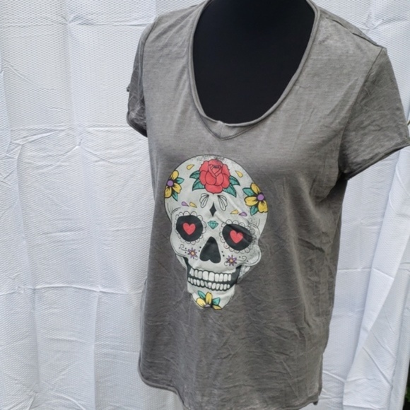 Grayson Threads Tops - Grayson /Threads Sugar skull vneck t shirt grey L